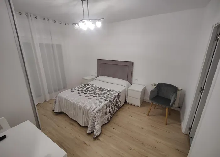 Atico Espacioso En Zona Centrica Sarria